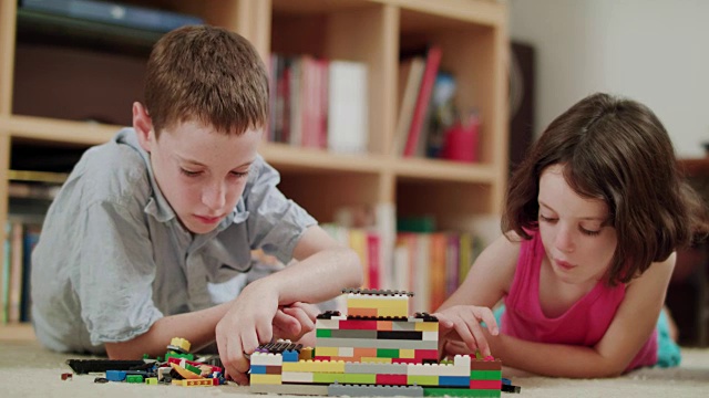 两个孩子在家里玩乐高积木视频素材