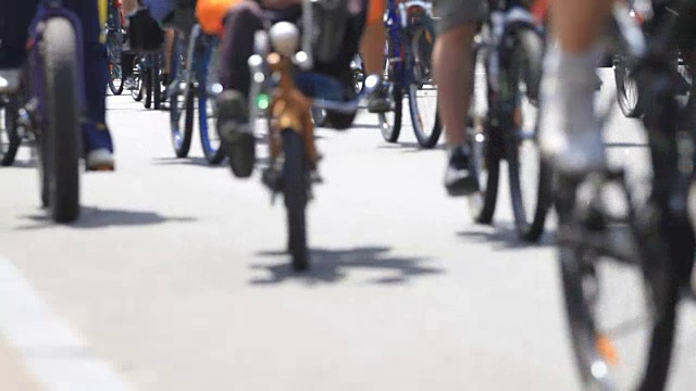 一大群骑自行车的人开车视频素材