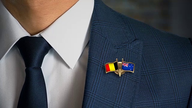 商人走向相机与朋友国家国旗别针比利时-新西兰视频下载