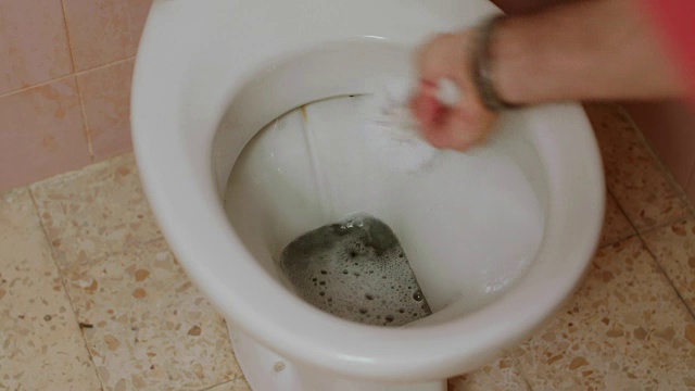 手用刷子清洁一个肮脏的厕所视频下载