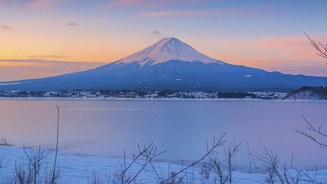 4k时间间隔日本冬季富士山的日出景象视频素材