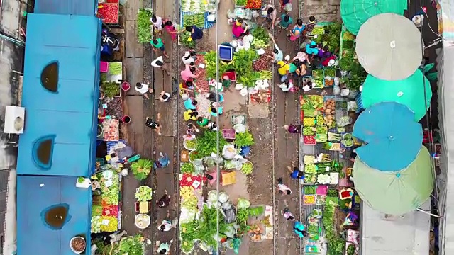 4k，摄影车拍摄了城市里的生鲜食品摊。视频素材