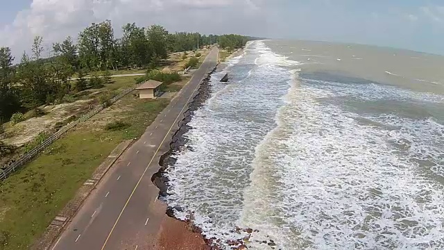 鸟瞰图公路破坏柏油路从海浪。视频素材