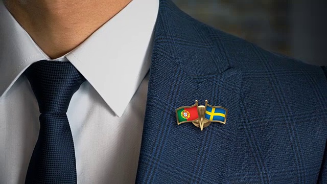 商人走向相机与朋友国家国旗别针葡萄牙-瑞典视频下载