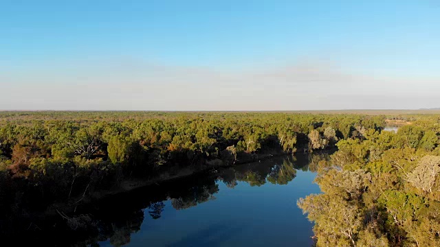 在澳大利亚达尔文茂密的森林中，无人机拍摄到一条弯曲的河流视频素材