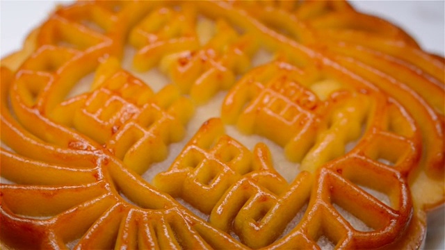 传统风格的中国月饼旋转中国意味着莲蓉蛋黄没有标志或商标视频素材