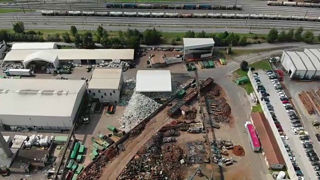 斯洛文尼亚的垃圾回收设施鸟瞰图，位于火车轨道旁边视频素材
