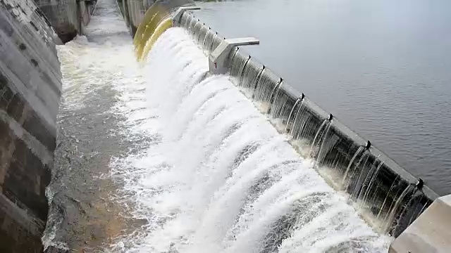 水流湍急的小水坝视频素材