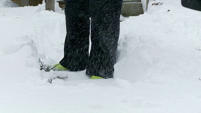 站在雪地上的人的低处视频素材
