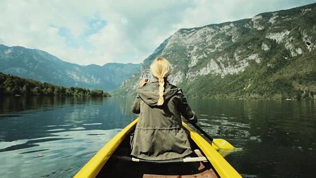 女游客在山湖中泛舟。视频素材