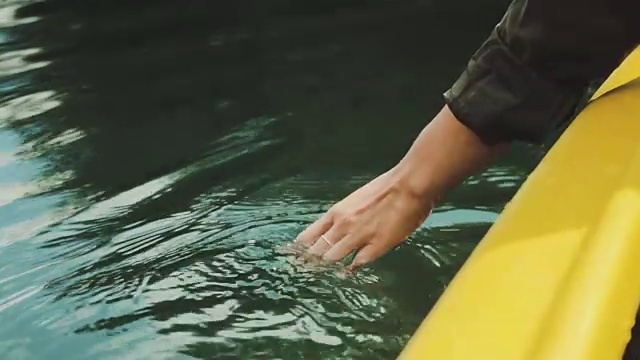 女性的手在水里的特写。视频素材