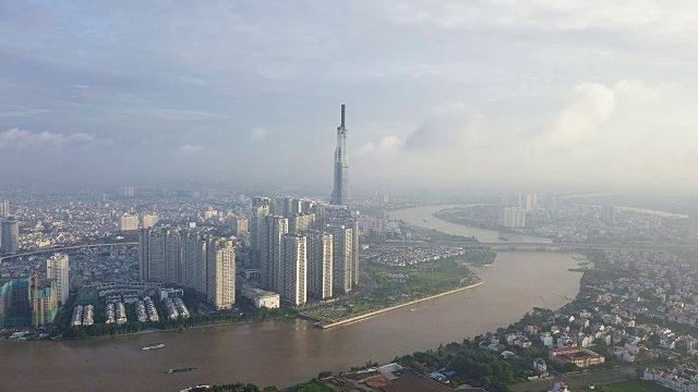 4K无人机视频飞越胡志明市天际线和摩天楼在胡志明市市中心的心脏业务中心。越南胡志明市西贡河上的城市全景图视频下载
