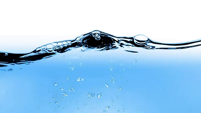 蓝色波浪的水与气泡缸在白色的背景，慢动作的运动，干净和概念视频下载