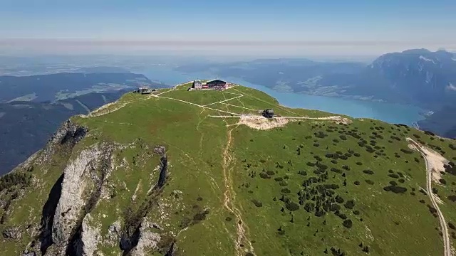 在上奥地利萨尔兹卡默古特的沙夫伯格峰会上飞行。视频素材