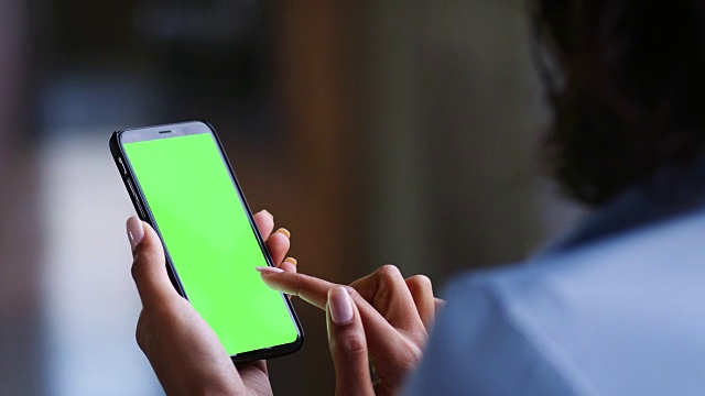 女商人使用智能手机，后视镜，绿色屏幕视频素材