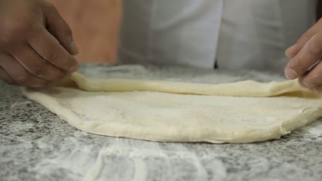 经验丰富的厨师用他熟练的双手揉面团和制作哈切布里视频素材
