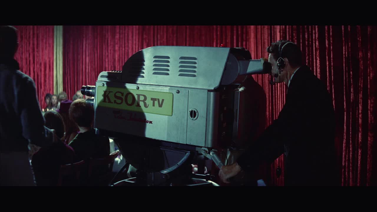 1967年潘女士摄影师操作大型电视摄像机，观众在背景中视频下载