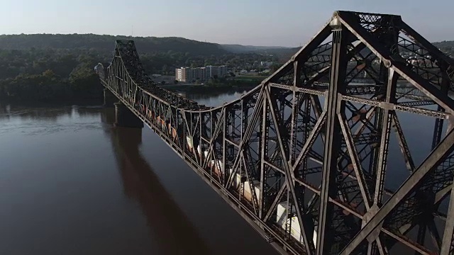 铁路桥梁的轮廓鸟瞰图视频下载
