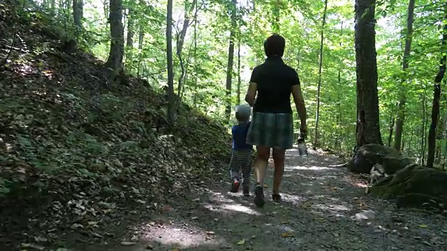 祖母和儿子探索森林徒步小径视频素材