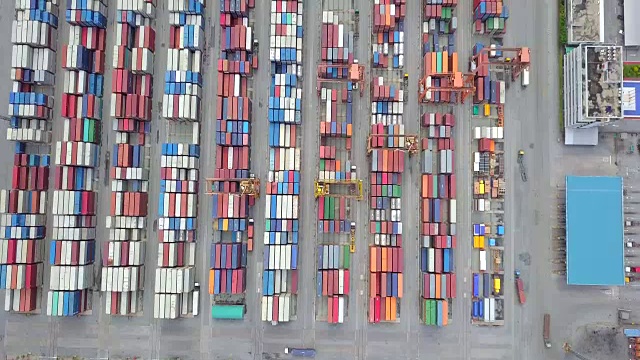 马六甲海峡航拍港口集装箱码头集装箱船进出口和商业物流在新加坡深水港视频素材