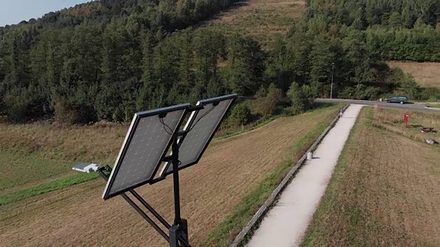 绿色太阳能发电。相机在太阳能板周围缓慢旋转视频素材