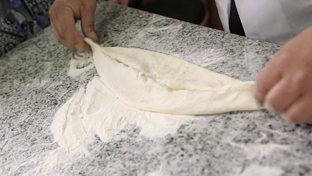 熟练的面包师揉面团，形成哈切布里，格鲁吉亚的烹饪传统视频素材