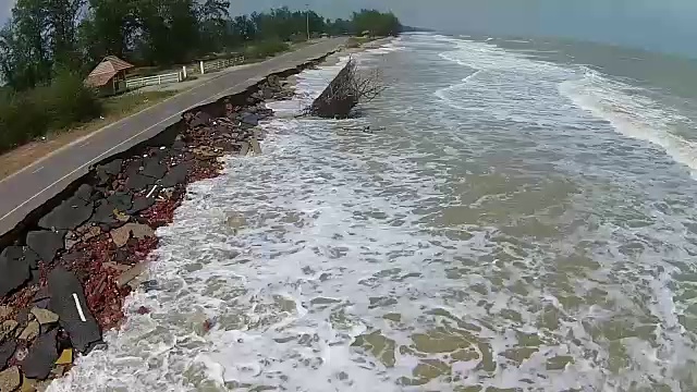 鸟瞰图公路破坏柏油路从海浪。视频素材