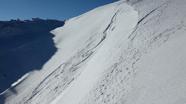 男滑雪者离开斜坡视频素材
