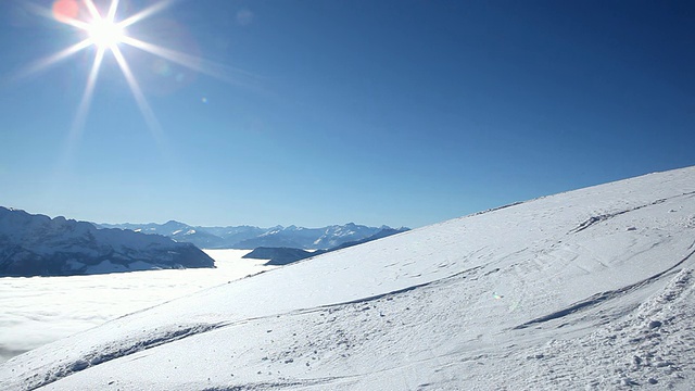 在阳光明媚的日子里滑雪视频素材