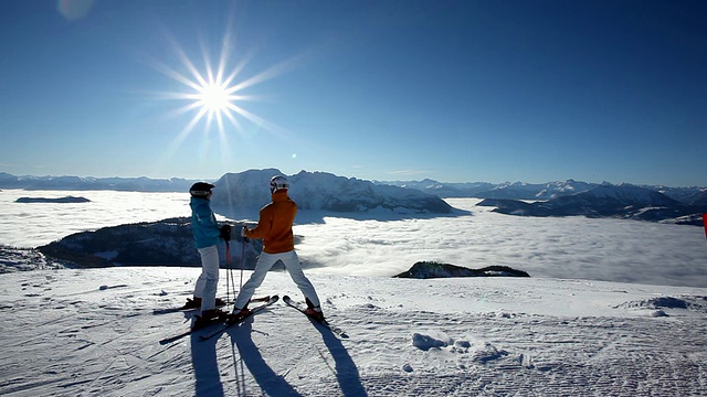 拥有迷人景色的滑雪者视频素材