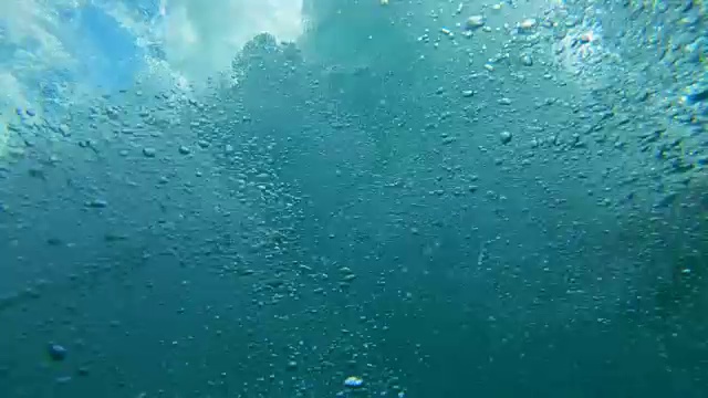一个人从帆船上跳进海里。水下拍摄。视频素材