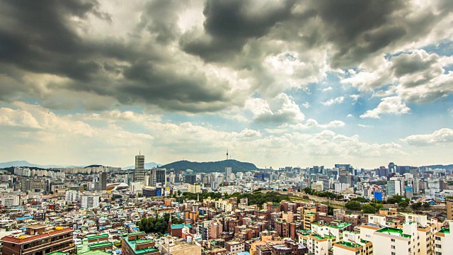南山和城市建筑的天景，城和要塞墙在钟诺谷到东大门谷区，首尔的白天视频下载