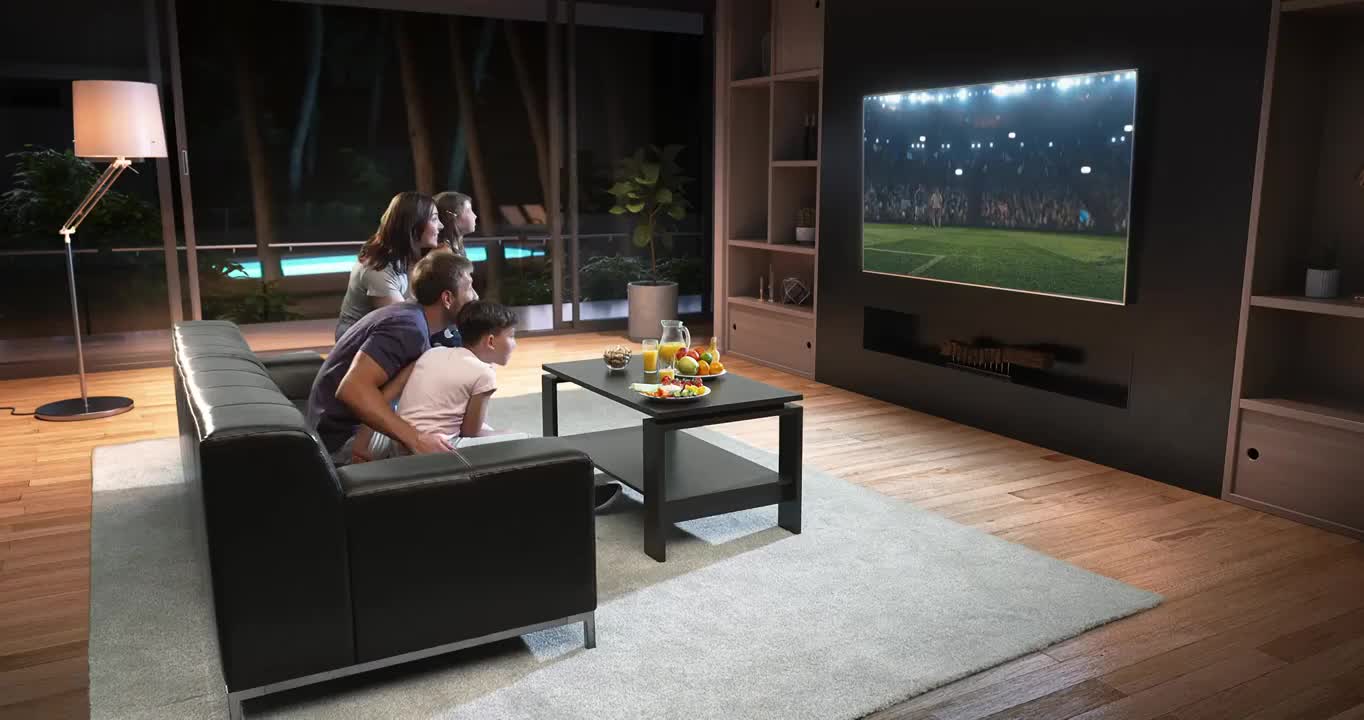 一个家庭正在看电视上的足球时刻，庆祝进球视频购买