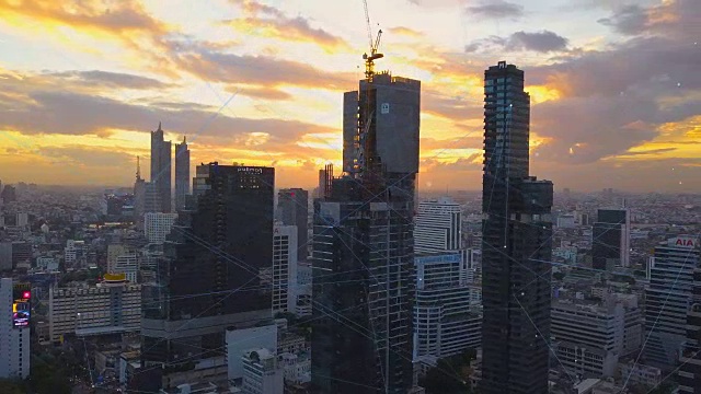 航拍曼谷建筑工地日落图，有通讯网络视频素材