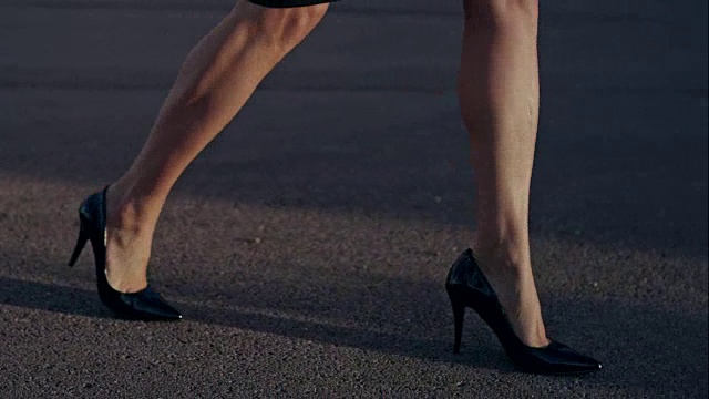 穿着高跟鞋走在城市里的女商人。靠近腿视频素材