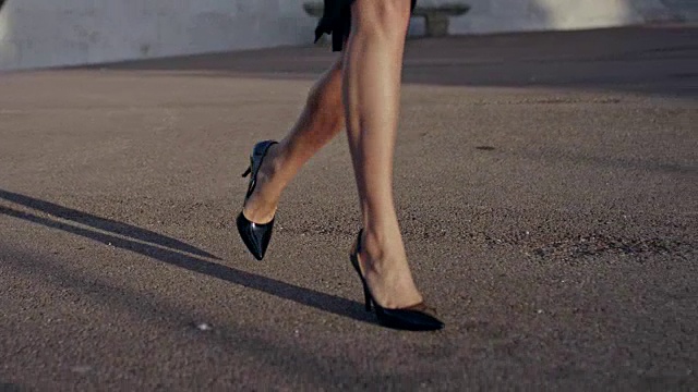 穿着高跟鞋走在城市里的女商人。靠近腿视频下载