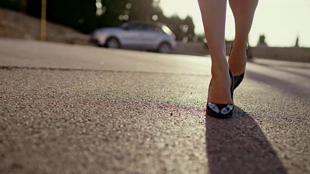 穿着高跟鞋走在城市里的女商人。靠近腿视频素材