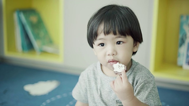 小男孩吃巧克力视频素材