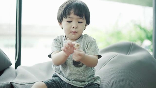 小男孩吃巧克力视频素材