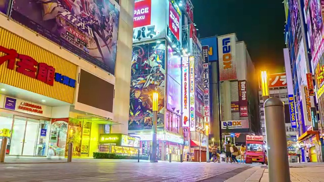 4K缩放时间间隔:日本Tokto秋叶原电器城的夜晚，行人挤在购物的人群中视频素材