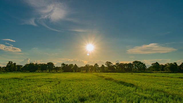泰国清迈的稻田和日落:4K时间的流逝。视频下载
