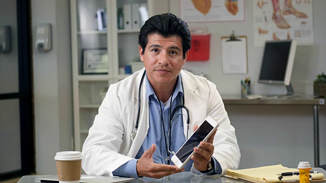 西班牙裔男医生与病人视频会议视频素材