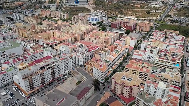 伊比沙市高层建筑和街道视频素材