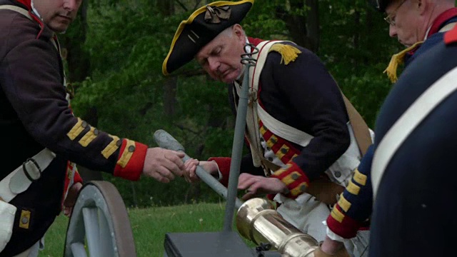 独立战争时期殖民地炮兵使用夯锤给大炮装弹视频下载