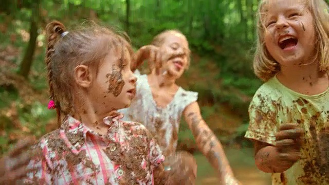三个女孩在森林小溪里玩耍，从头到脚都是泥视频下载
