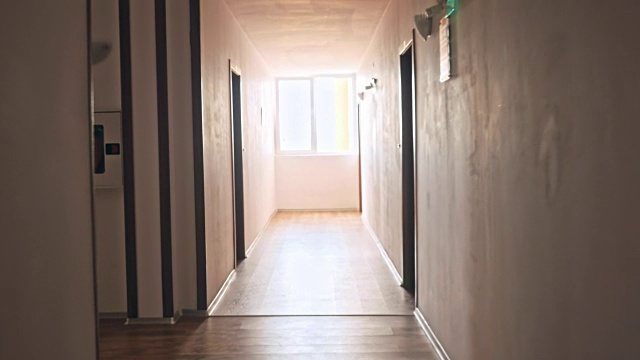 有橱柜门和窗户的黑暗走廊视频素材