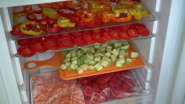 冰箱:冷冻新鲜蔬菜视频素材