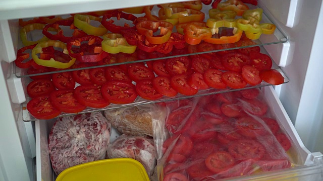 家庭主妇把新鲜蔬菜冷冻在冰箱里视频素材