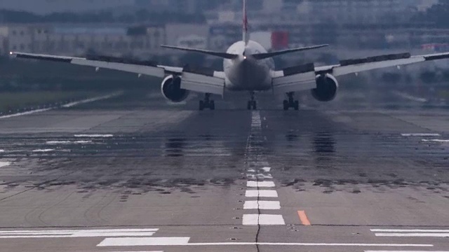 在飞机跑道上降落飞机视频素材