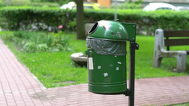 垃圾筒挂在街上的4k慢镜头视频下载